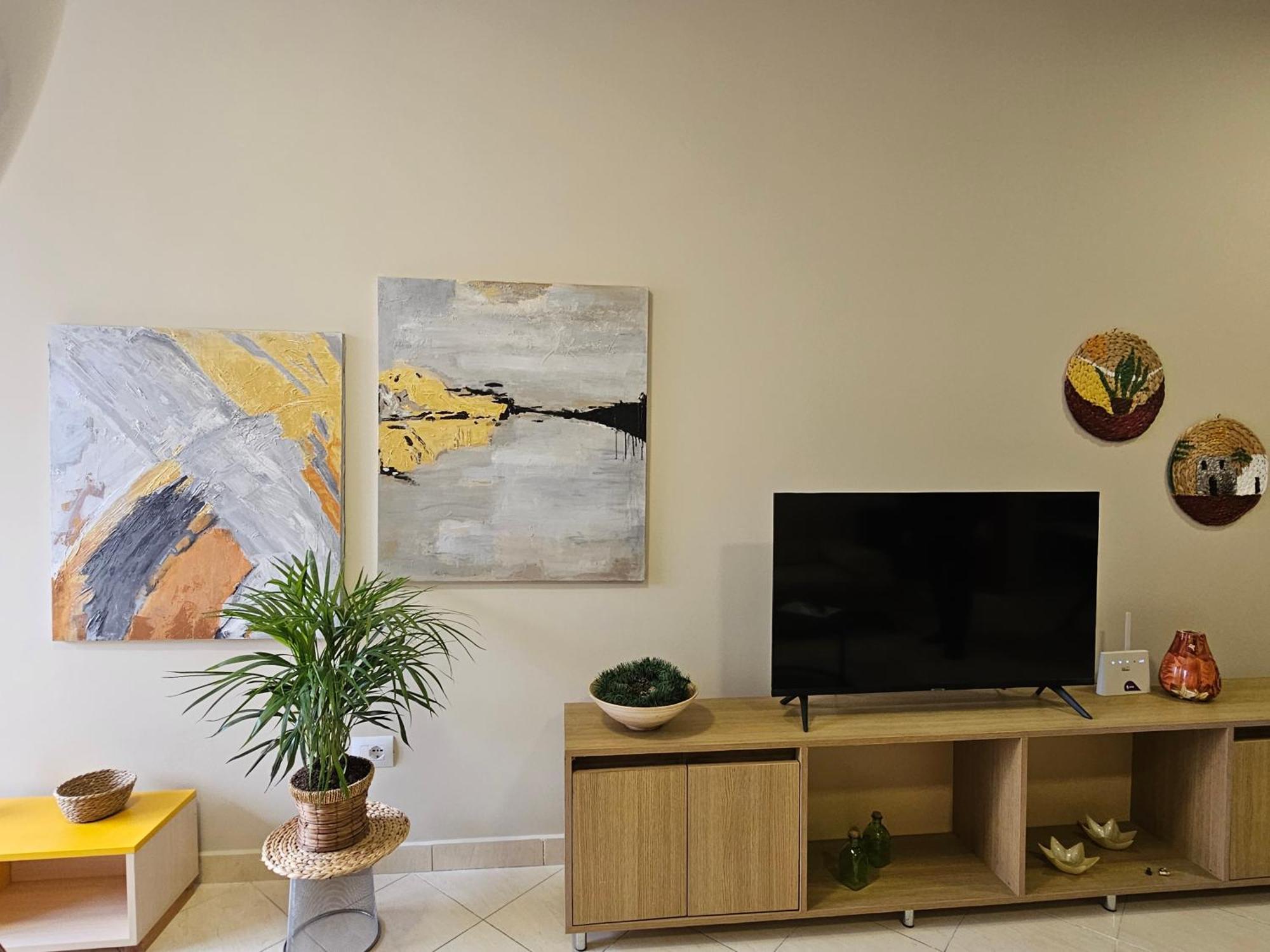 Apartment Center 12 *